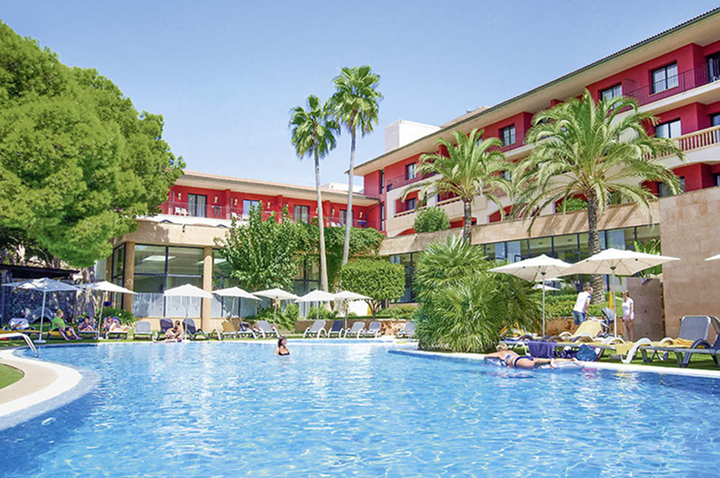 Ein großer Pool mit Liegen und Sonnenschirmen, umgeben von einer einladenden, sonnigen Atmosphäre.