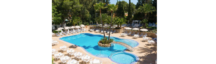 Einladender Poolbereich mit weißen Stühlen und Schirmen, ideal für sonnige Tage und entspannte Stunden.