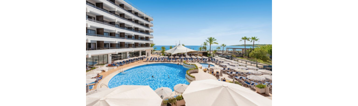 Hotelpool und Strandbereich auf Mallorca mit Liegen und Sonnenschirmen, ideal zum Entspannen und Genießen der Sonne.