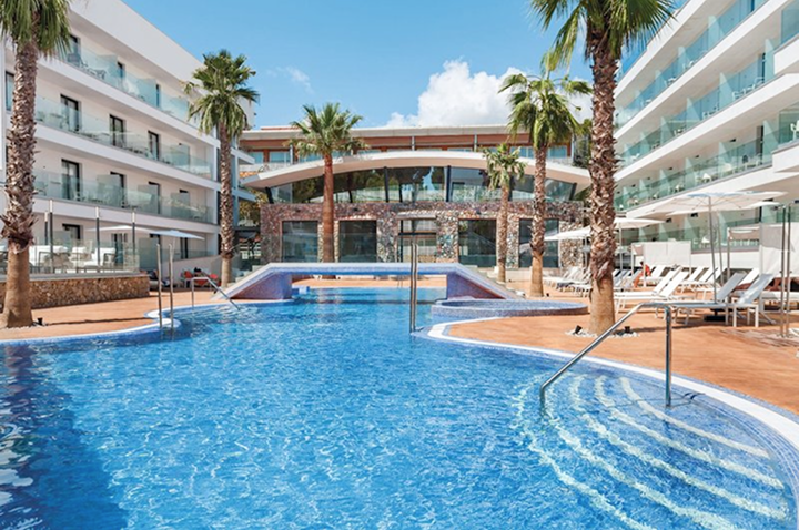 Der Hotelpool ist von üppigen Palmen umgeben und bietet eine entspannende Urlaubsatmosphäre.