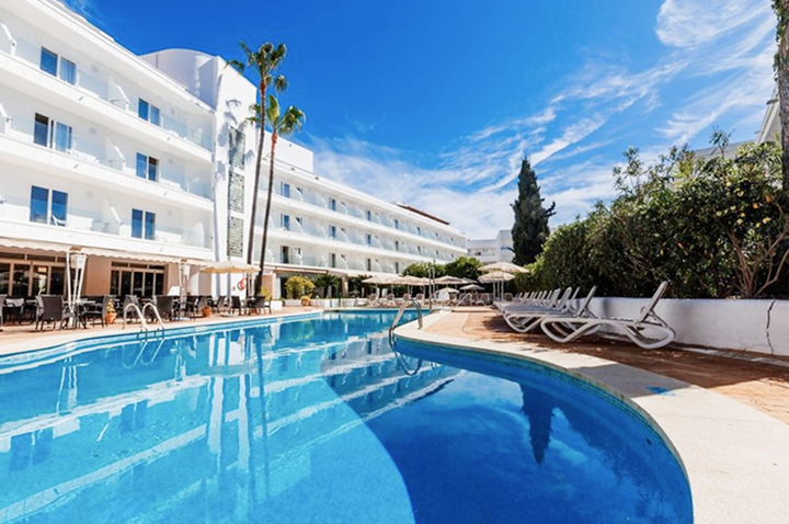 Der Swimmingpool des Hotels lädt mit gemütlichen Liegen zum Entspannen und Erfrischen ein.