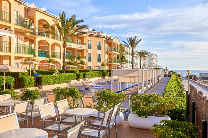 Hotel mit Blick auf den Strand und den Ozean, perfekt für einen traumhaften Urlaub am Wasser