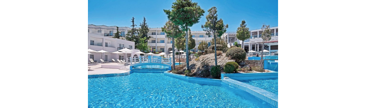 Hotelpool in Rhodos mit strahlend blauem Wasser und weißen Sonnenschirmen, perfekt für einen Urlaub am Wasser.