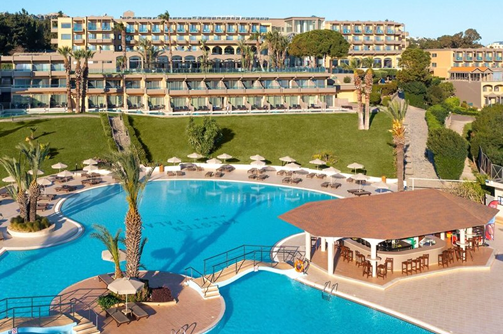 Großes Hotel mit einem einladenden Pool und einer gemütlichen Lounge-Area für entspannte Stunden.