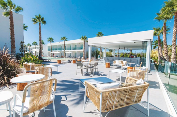 Gemütliche Outdoor-Terrasse mit weißen Loungemöbeln. Perfekt für entspannte Stunden!