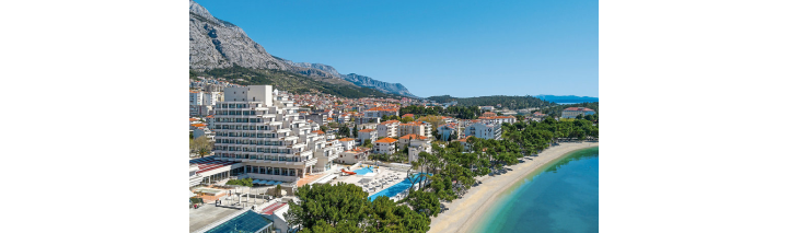 Hotel in Kroatien, umgeben von majestätischen Bergen, bietet eine atemberaubende Meeraussicht und entspannende Atmosphäre