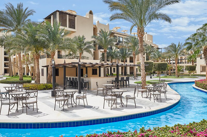 Der Resortbereich bietet einen erfrischenden Pool und eine einladende Patiofläche für entspannte Stunden im Freien.