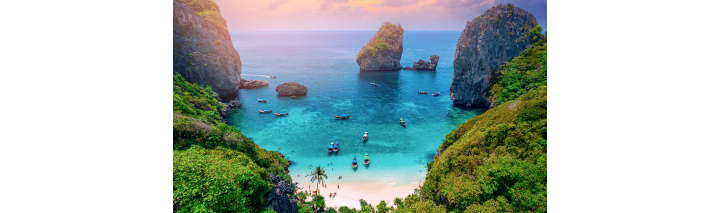 Wunderschöner Strand und Klippen der Phi Phi Insel in Thailand, umgeben von klarem Wasser und strahlend blauem Himmel