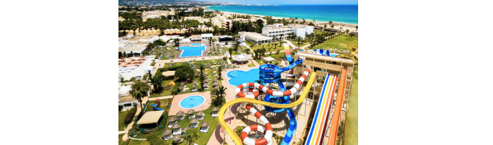 Ein großer Wasserpark mit Rutschen und Pools, umgeben von einem Hotel, das Spaß und Entspannung bietet.