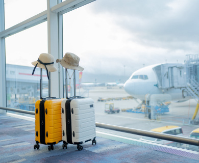 Zwei Koffer und ein Hut liegen auf dem Rollfeld am Flughafen, bereit für das nächste Abenteuer. Zwei Koffer und ein Hut liegen auf dem Rollfeld am Flughafen, bereit für das nächste Abenteuer.