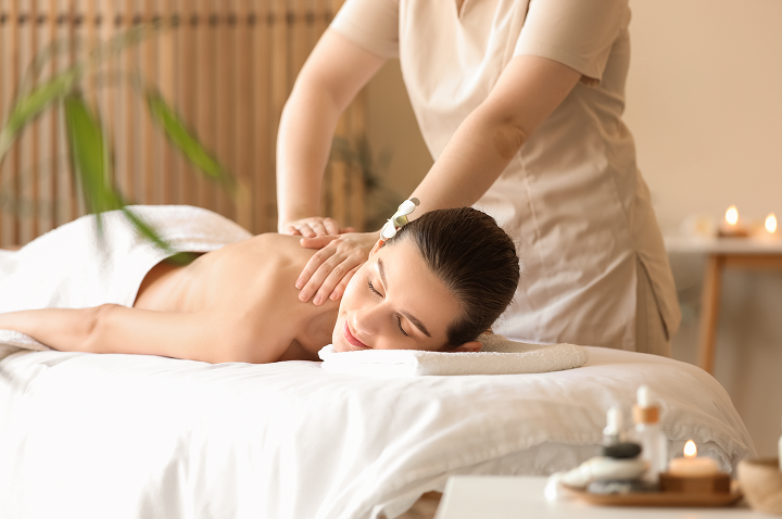 Eine Frau erhält eine entspannende Rückenmassage in einem eleganten Spa-Umfeld.